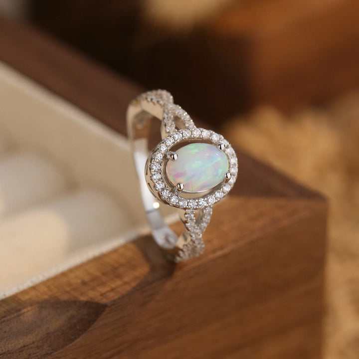 Anillo de diseño trenzado con circonita blanca y ópalo ovalado de Olivenorma 