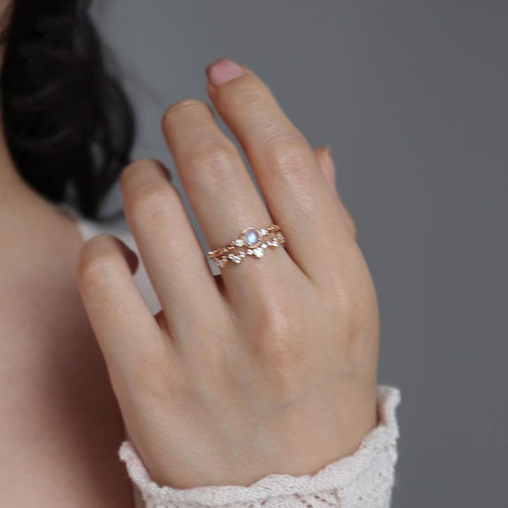 Anillo delicado de circonita y piedra lunar natural de Olivenorma