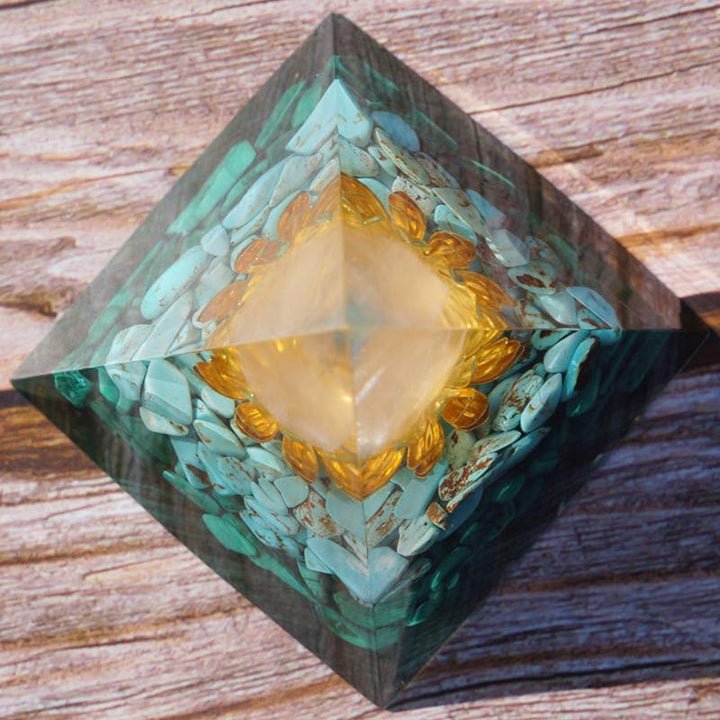 Pirámide de orgón con símbolo de loto de malaquita y turquesa de cristal transparente de Olivenorma
