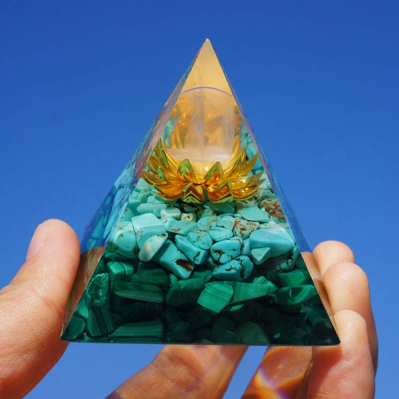 Pirámide de orgón con símbolo de loto de malaquita y turquesa de cristal transparente de Olivenorma
