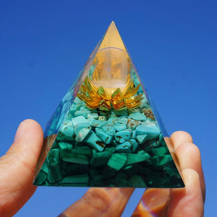 Pirámide de orgón con símbolo de loto de malaquita y turquesa de cristal transparente de Olivenorma