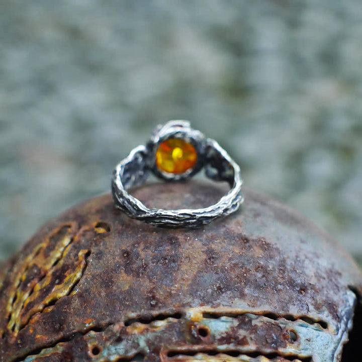 Anillo antiguo de plata con flor de ámbar.