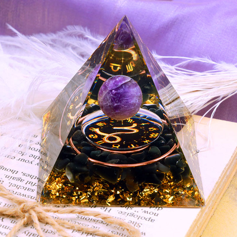 Pirámide de orgón del zodiaco Capricornio con esfera de amatista y obsidiana de Olivenorma
