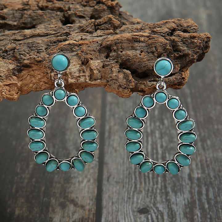 Pendientes bohemios con tachuelas turquesas y diseño de gotas de agua de Olivenorma