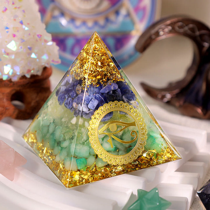Pirámide de orgón con ojo de Horus, peridoto, aventurina azul y verde de Olivenorma
