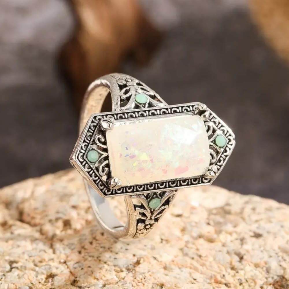 Anillo de plata antigua con ópalo blanco cuadrado de Olivenorma
