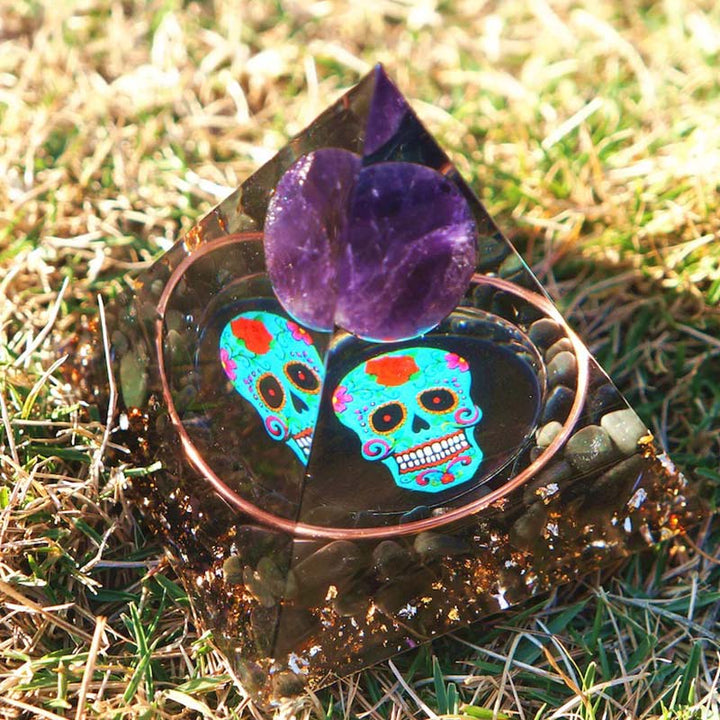 Pirámide de orgón con símbolo de calavera de amatista y obsidiana de Olivenorma 