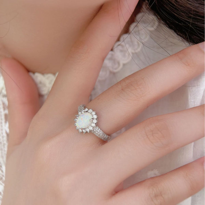 Anillo con flor de circonita blanca y ópalo de Olivenorma 