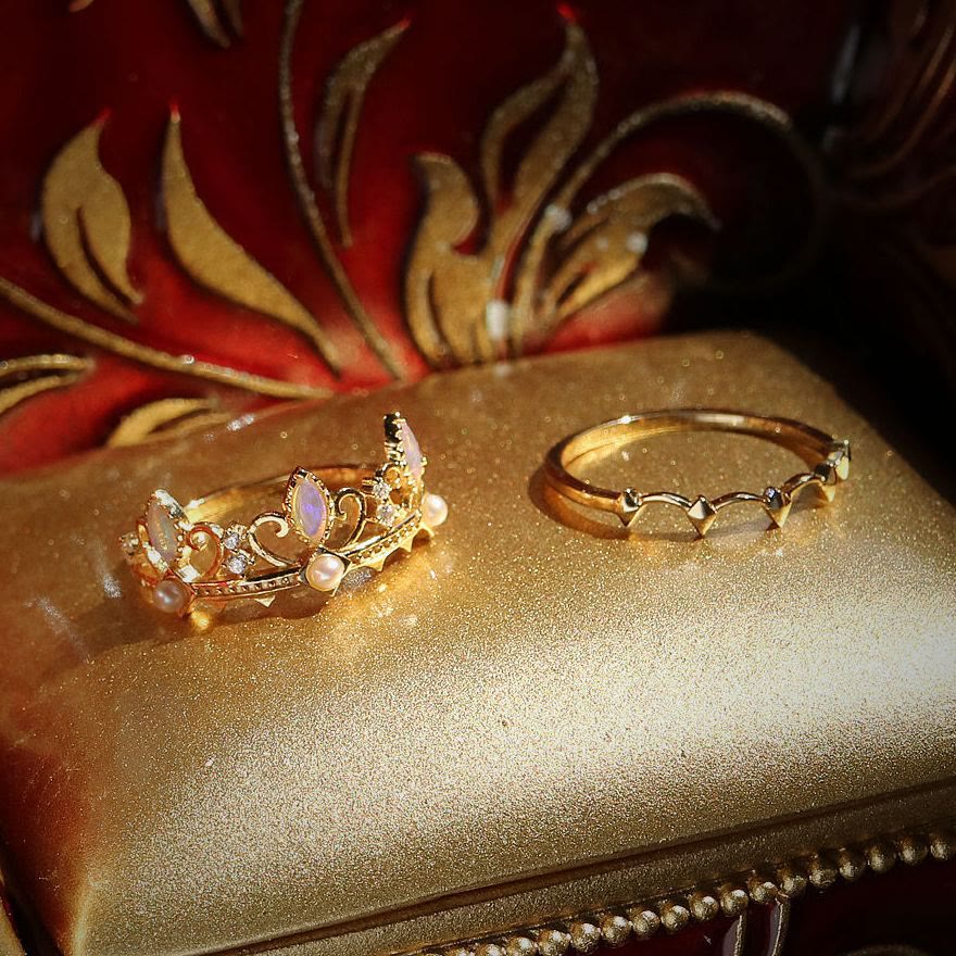 Anillo con corona de Rapunzel y perla de agua dulce opalita de Olivenorma 