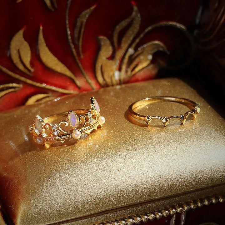 Anillo con corona de Rapunzel y perla de agua dulce opalita de Olivenorma 