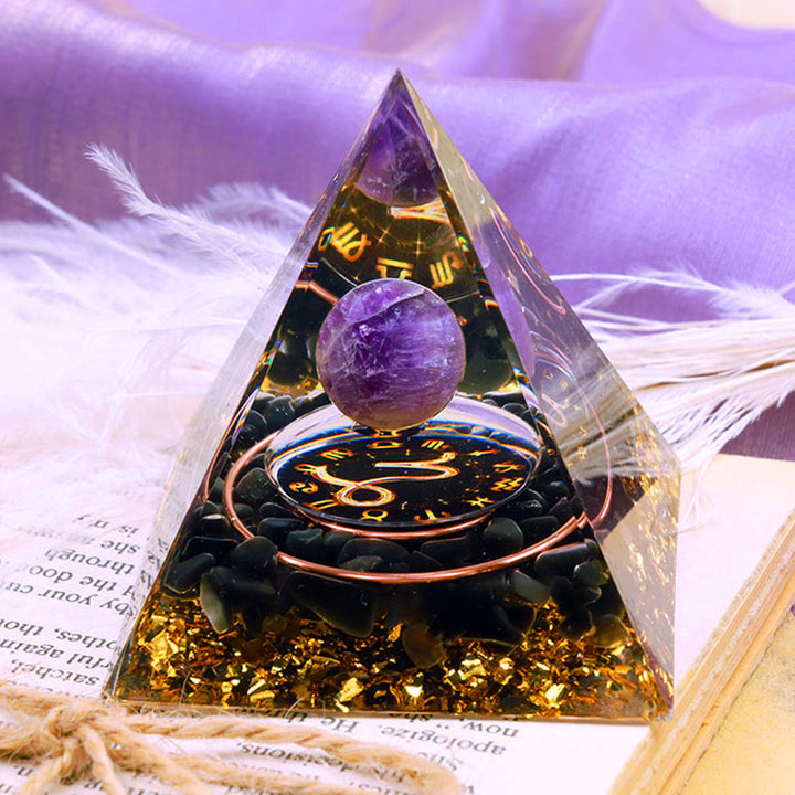 Pirámide de orgón del zodiaco Capricornio con esfera de amatista y obsidiana de Olivenorma