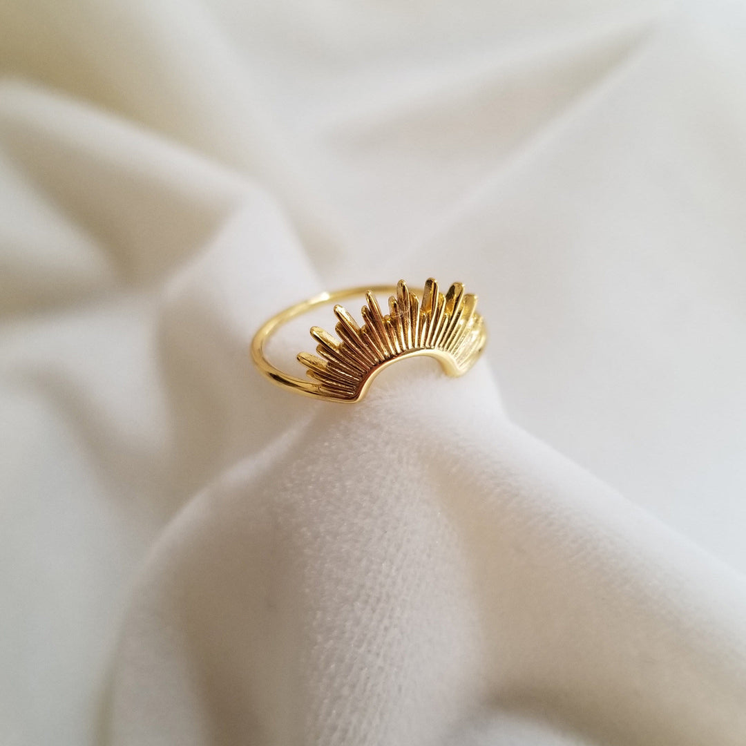 Anillo de acero inoxidable bañado en oro de 18 k con girasol y ónix negro de Olivenorma 