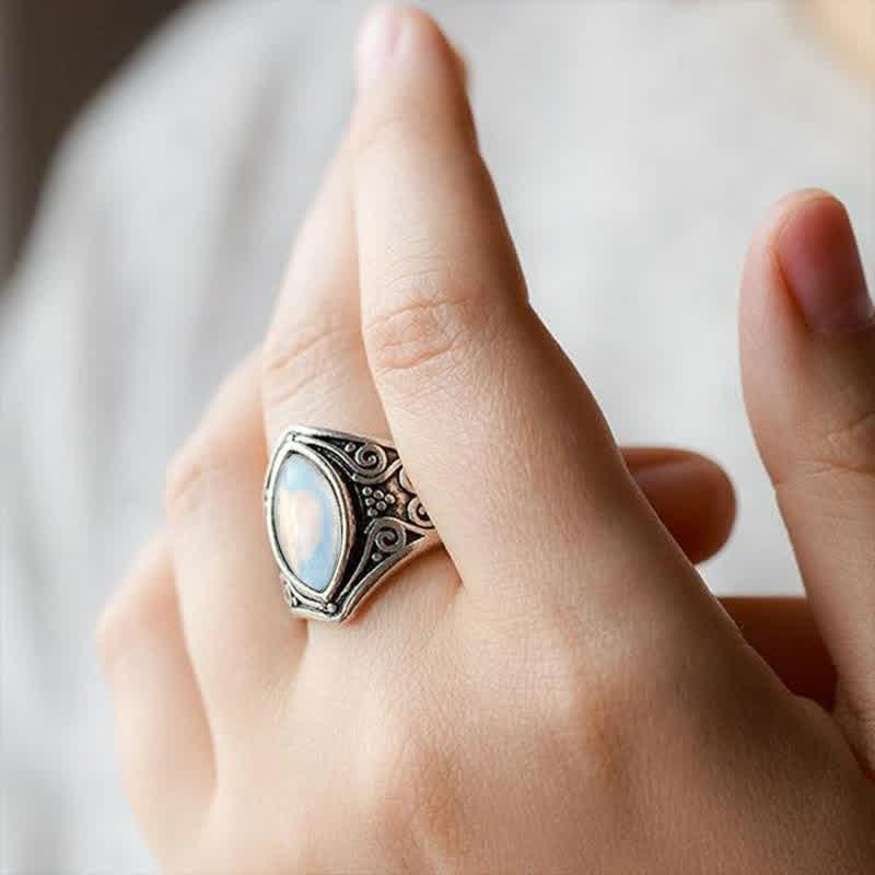 Anillo de protección curativa con piedra lunar Olivenorma