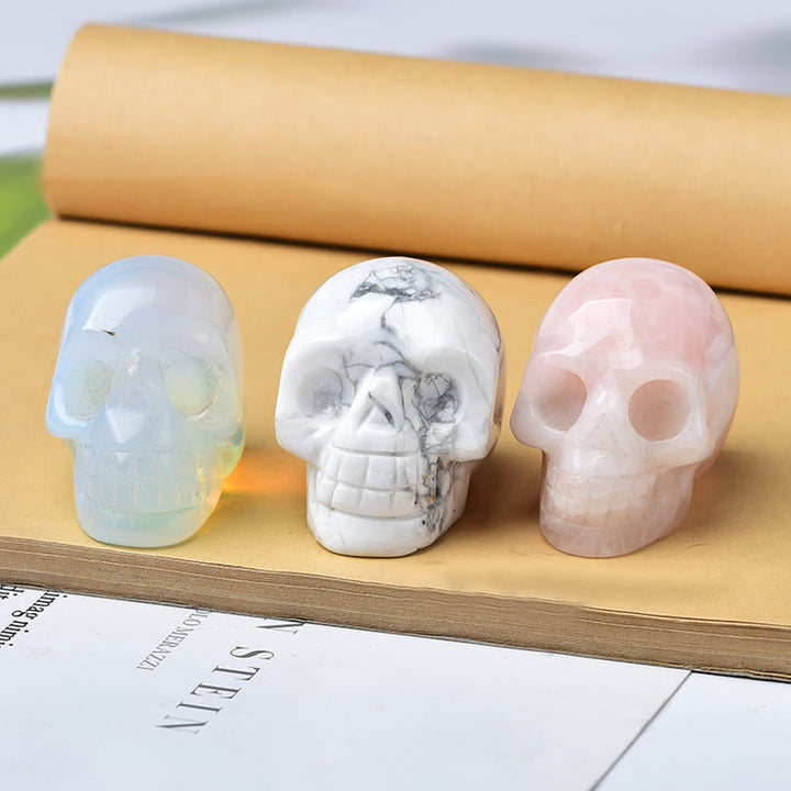 Artesanía con calaveras grabadas en cristal de Olivenorma , decoración con piedras preciosas