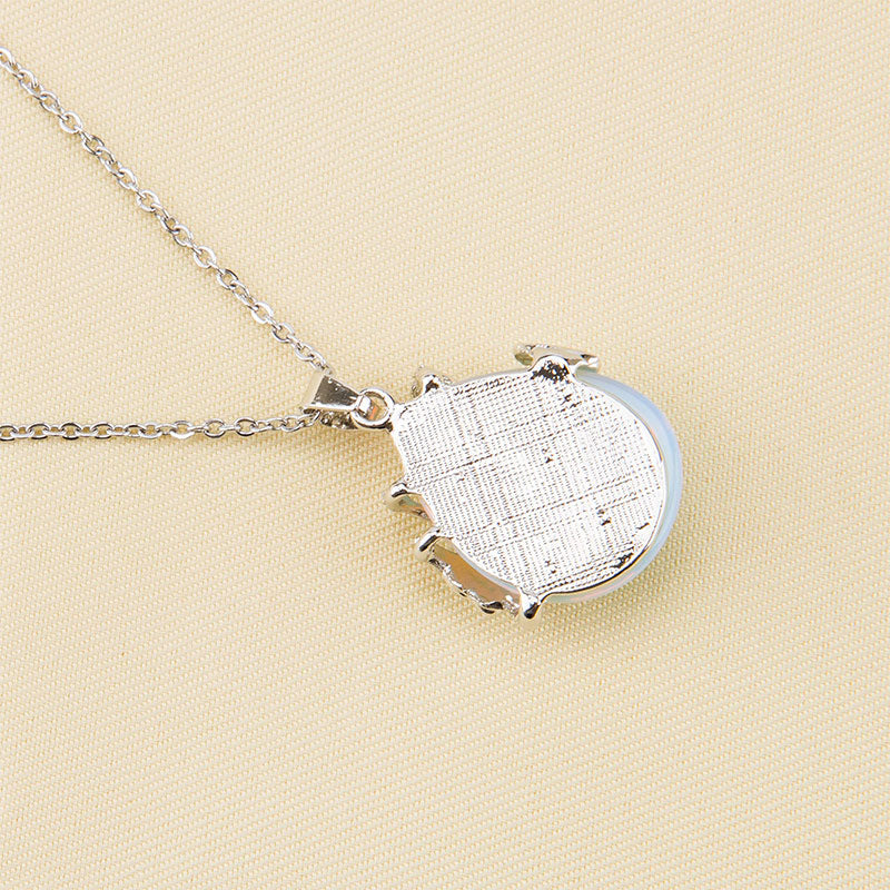 Collar de piedras preciosas con alas de mariposa de cristal.
