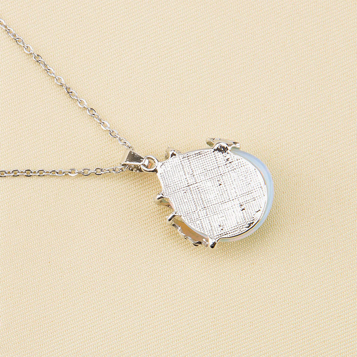 Collar de piedras preciosas con alas de mariposa de cristal.