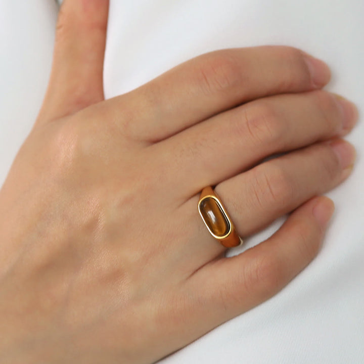 Anillo de oro con piedra natural ovalada de Olivenorma