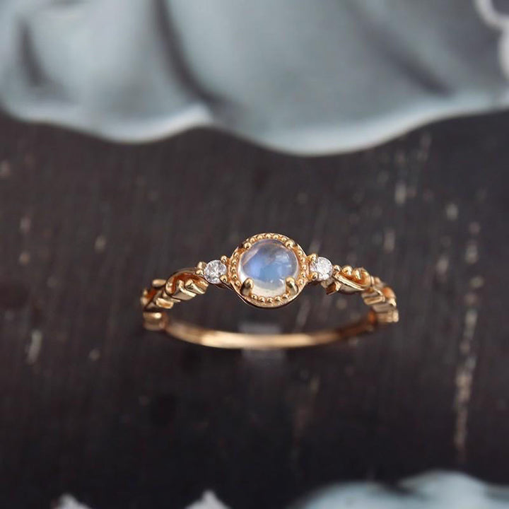 Anillo delicado de circonita y piedra lunar natural de Olivenorma