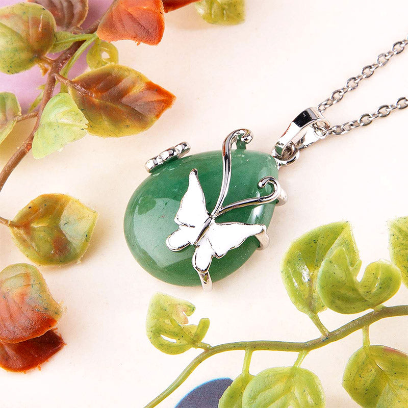 Collar de piedras preciosas con alas de mariposa de cristal.