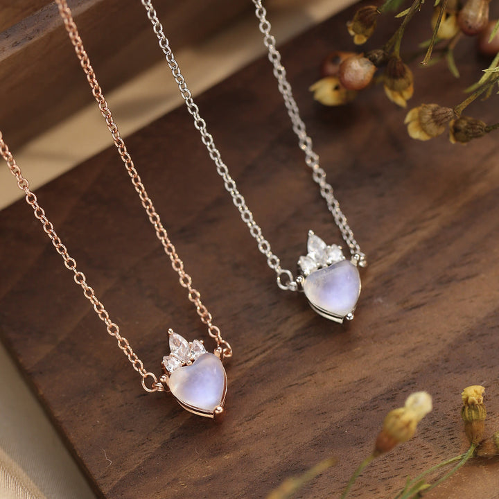 Collar con colgante de piedra lunar y circonita blanca con forma de corazón de Olivenorma