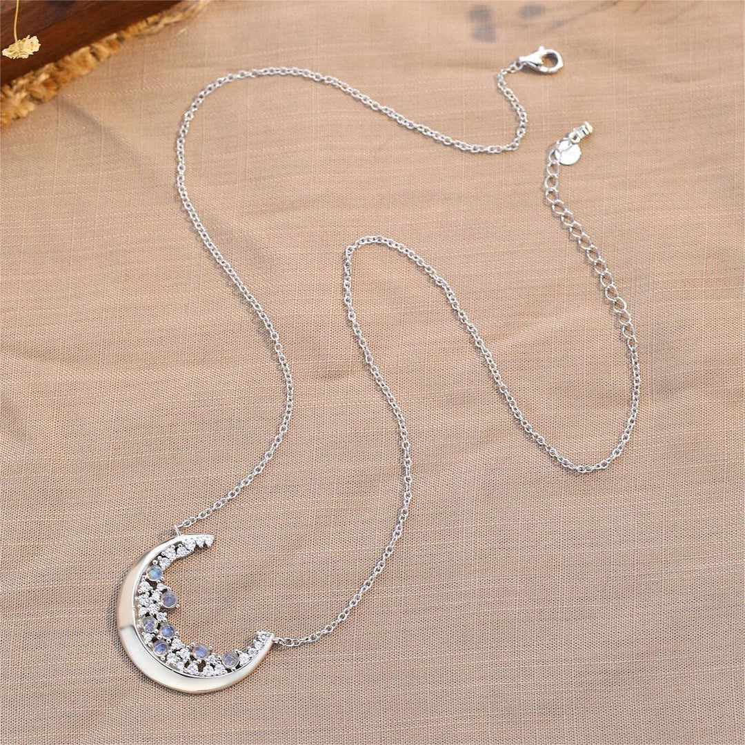 Collar con colgante de piedra lunar natural en forma de media luna de Olivenorma S925