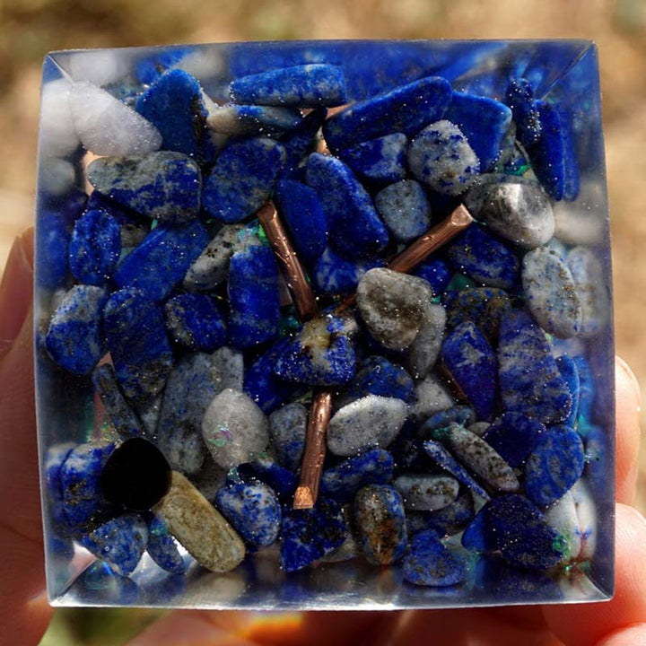 Pirámide de orgón con árbol de la vida de lapislázuli y turquesa de Olivenorma 