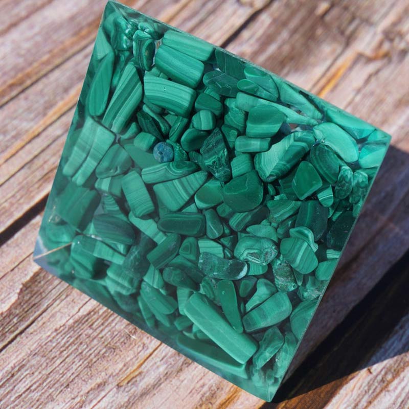 Pirámide de orgón con símbolo de loto de malaquita y turquesa de cristal transparente de Olivenorma