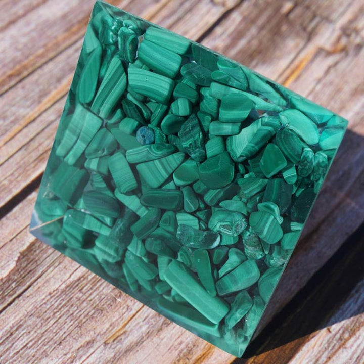 Pirámide de orgón con símbolo de loto de malaquita y turquesa de cristal transparente de Olivenorma