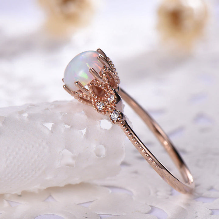 Anillo de piedra lunar redondo con ópalo y circonita blanca de Olivenorma 