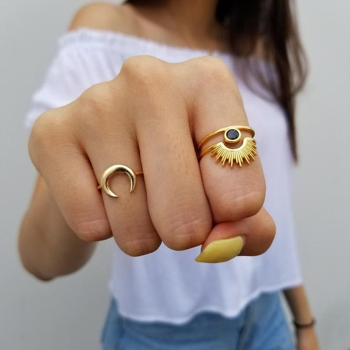 Anillo de acero inoxidable bañado en oro de 18 k con girasol y ónix negro de Olivenorma 