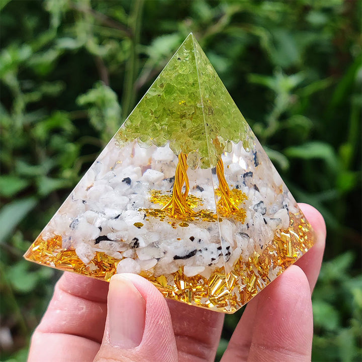 Pirámide de orgón del árbol de la vida con piedra lunar de Olivenorma y peridoto 