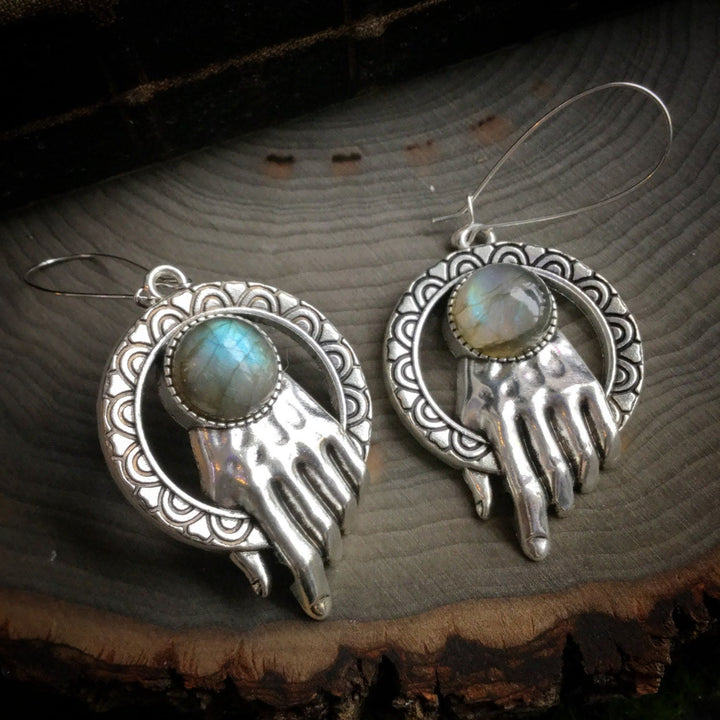 Pendientes con diseño de mano de labradorita de Olivenorma