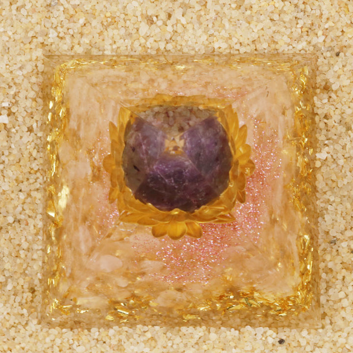 Pirámide de orgón de cuarzo transparente y amatista de Olivenorma