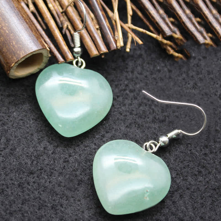Pendientes curativos con forma de corazón de cristal natural.