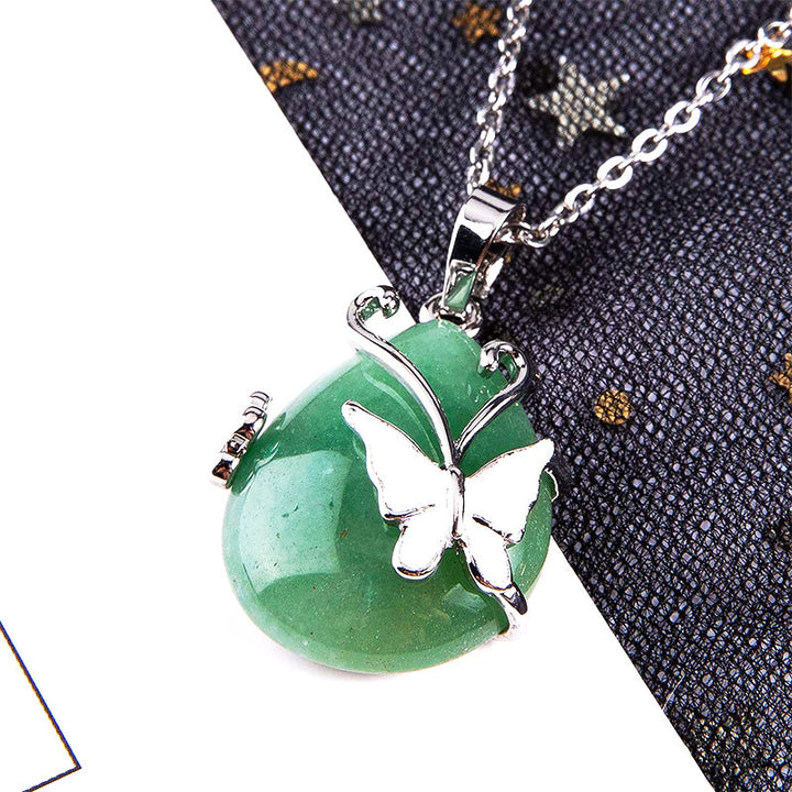 Collar de piedras preciosas con alas de mariposa de cristal.