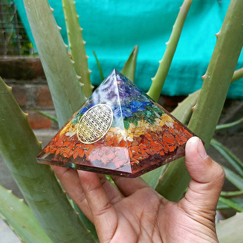 Pirámide orgónica del símbolo de la flor de la vida del chakra Olivenorma 