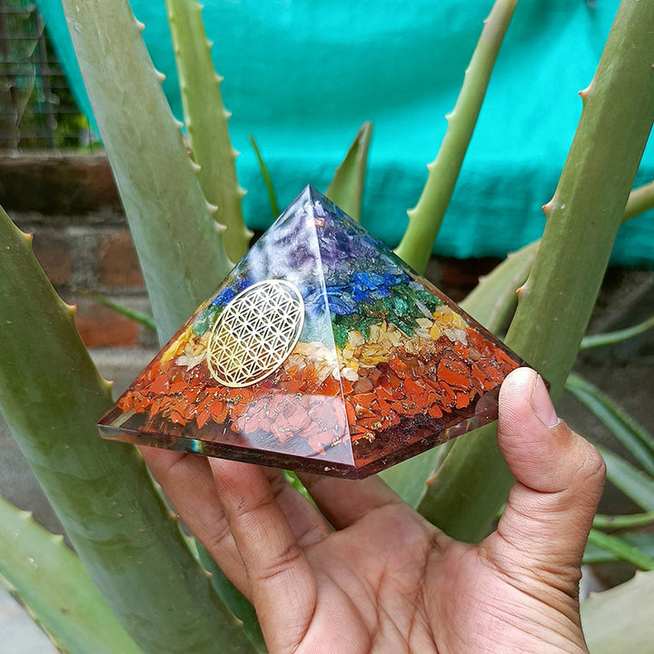 Pirámide orgónica del símbolo de la flor de la vida del chakra Olivenorma 