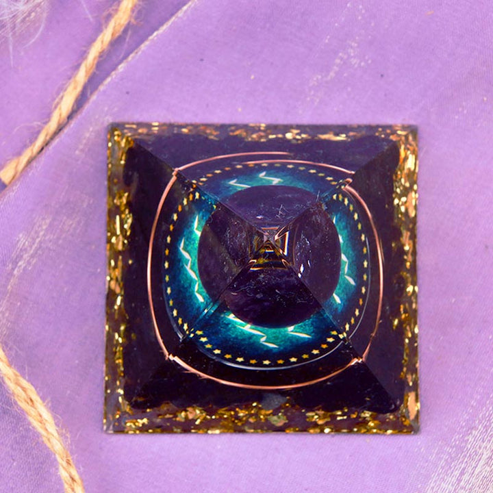 Pirámide de orgón del zodiaco Acuario con esfera de amatista y obsidiana de Olivenorma 