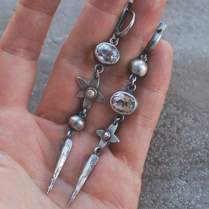 Pendientes largos con forma de estrella y diamantes de imitación bañados en plata y diseño geométrico de Olivenorma