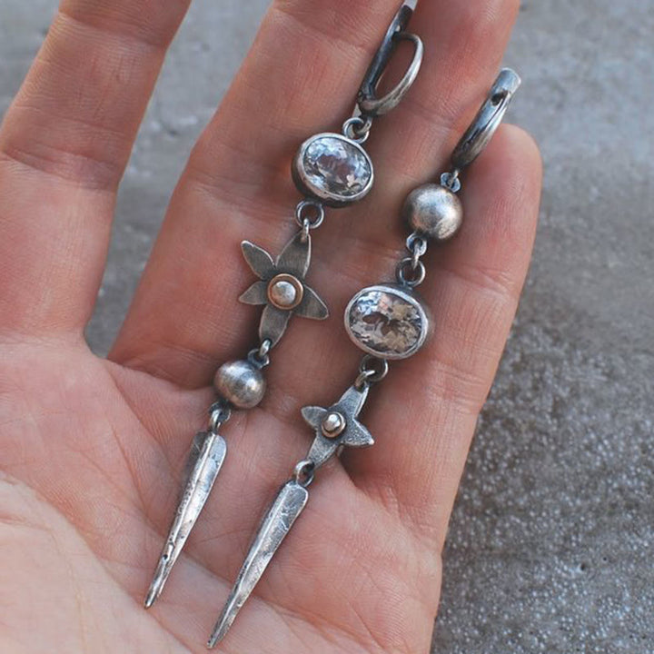 Pendientes largos con forma de estrella y diamantes de imitación bañados en plata y diseño geométrico de Olivenorma