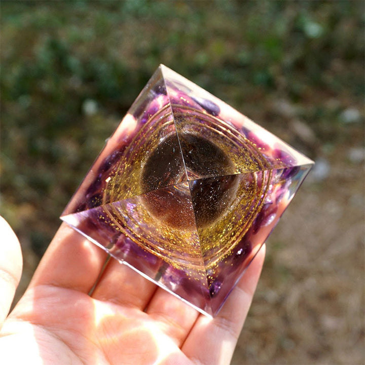 Bola de cristal de ojo de tigre de Olivenorma con pirámide de orgón de amatista 