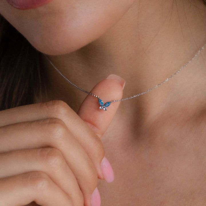 Collar de acero y titanio con colgante de mariposa de ópalo azul y rosa de Olivenorma