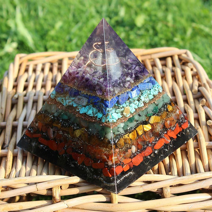 Pirámide de orgón natural de la paz de los chakras de Olivenorma