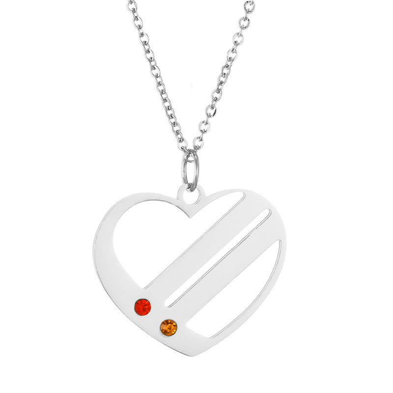 Collar con colgante con nombre y piedra natal de diamante recortado en forma de corazón de Olivenorma 