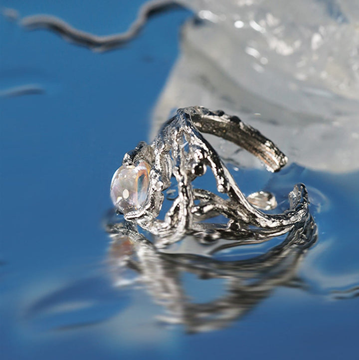 Anillo de piedra lunar con diseño de ramas irregulares de Olivenorma