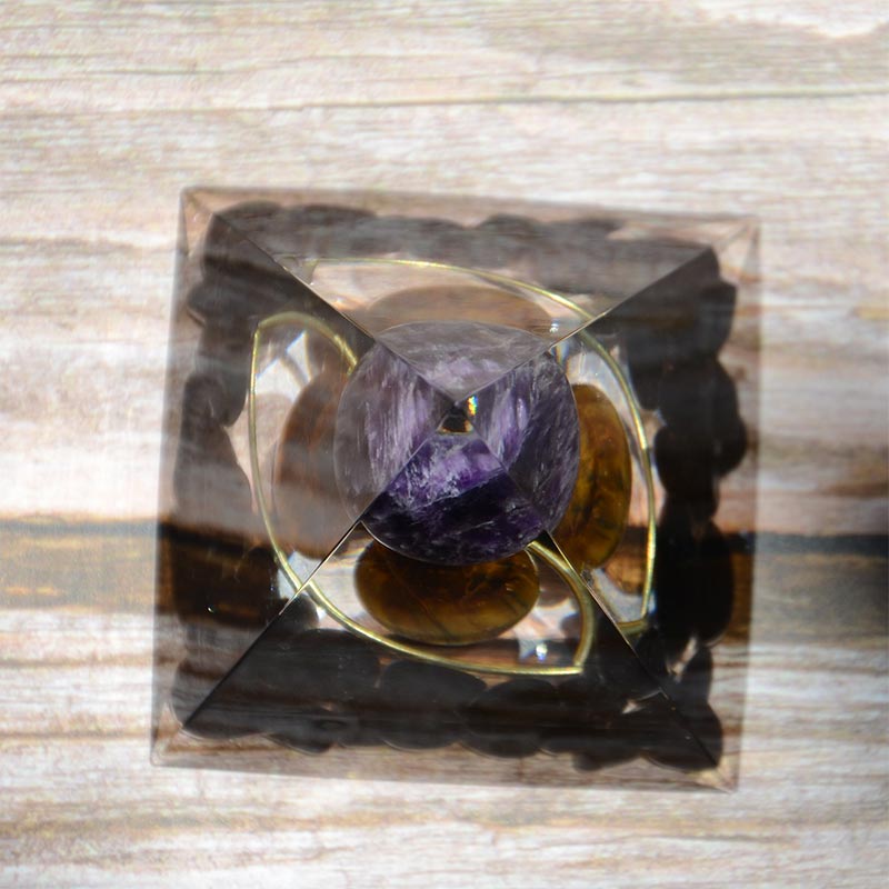 Esfera de amatista de Olivenorma con pirámide de orgón de obsidiana y ojo de tigre