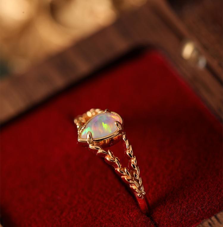 Anillo de oro con espigas huecas y piedra de ópalo de Olivenorma