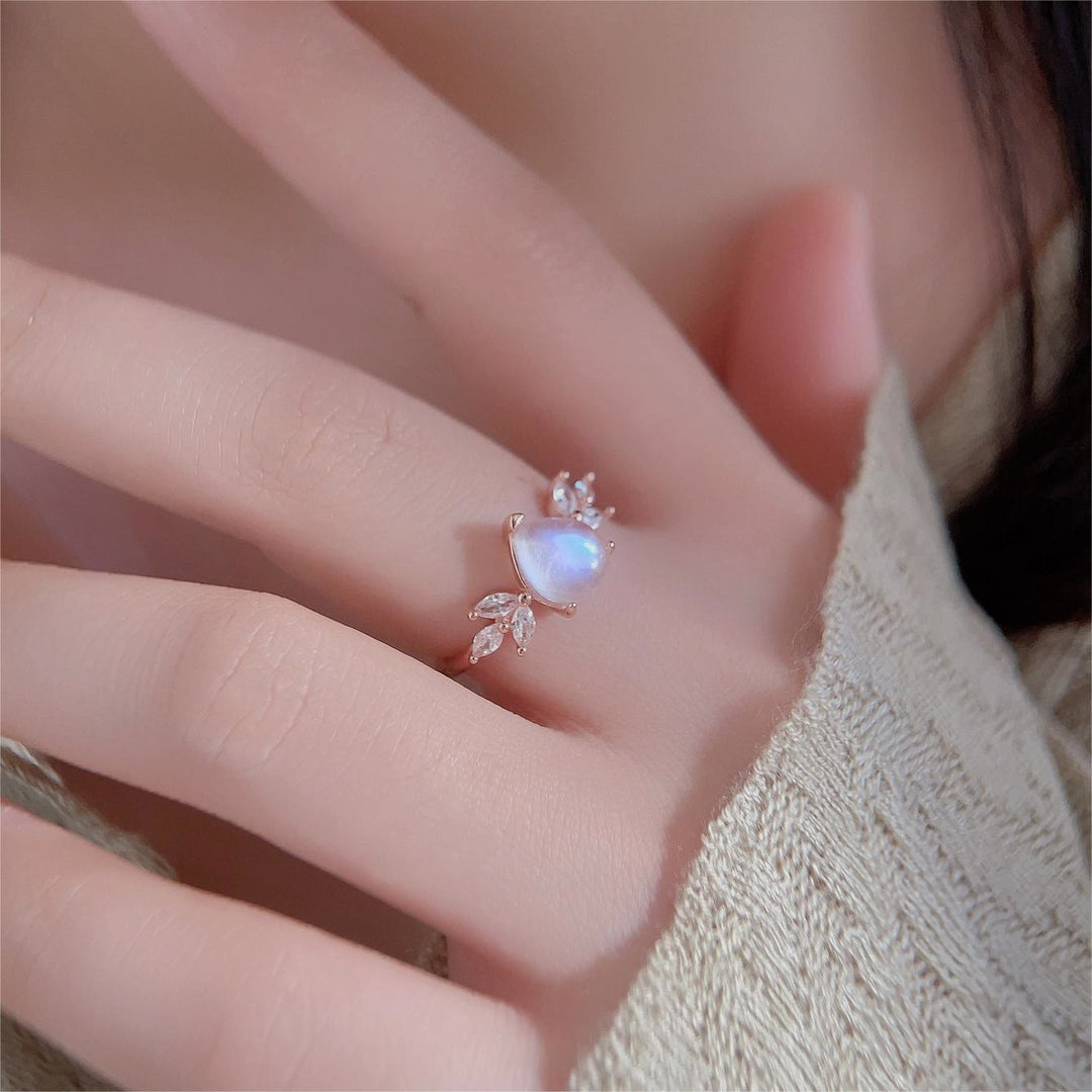 Anillo de oro rosa con forma de gota de circonita blanca y piedra lunar de Olivenorma. 
