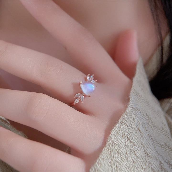 Anillo de oro rosa con forma de gota de circonita blanca y piedra lunar de Olivenorma. 