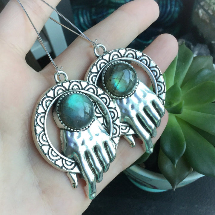 Pendientes con diseño de mano de labradorita de Olivenorma